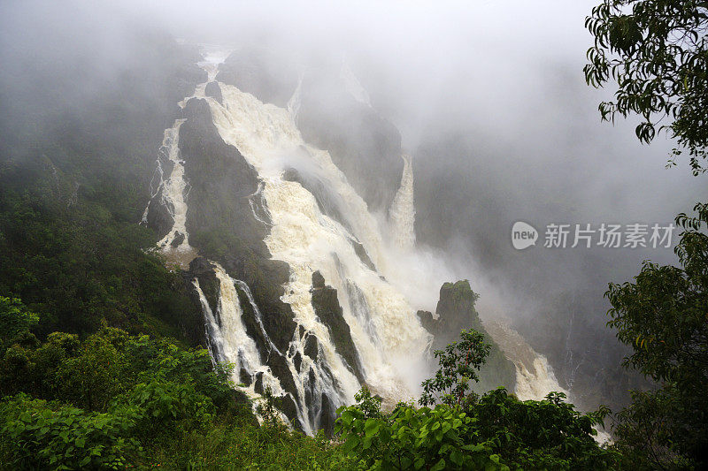 《Barron Falls in the Mist》